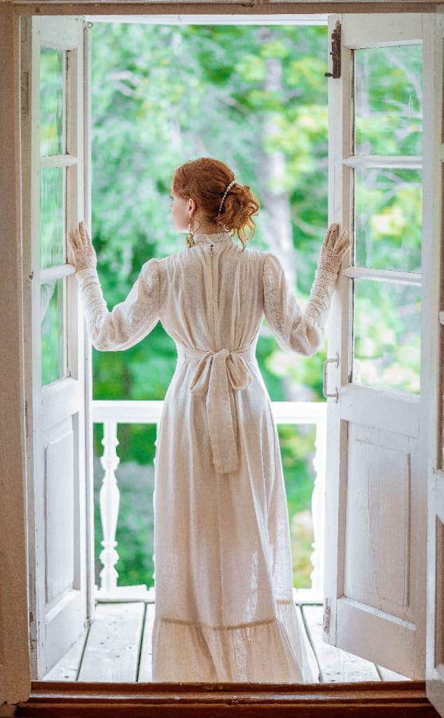 History of the Victorian High Collar